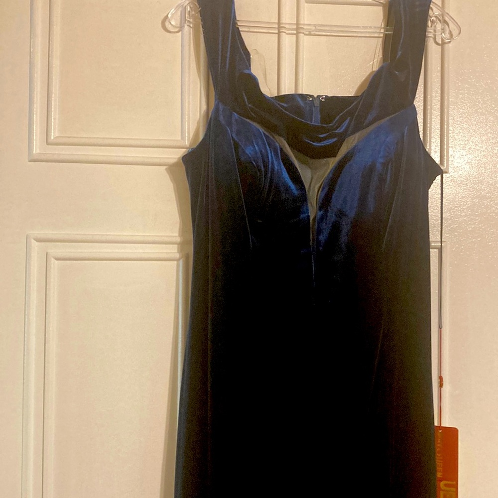 NWT Teal blue velvet size 14 scalloped flexible hem matching velvet scarf